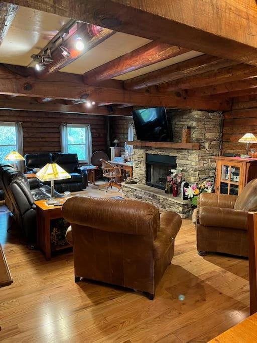 Acorn Resort A Unique Retreat Cabin, 13 Acres Land Bloomington Extérieur photo
